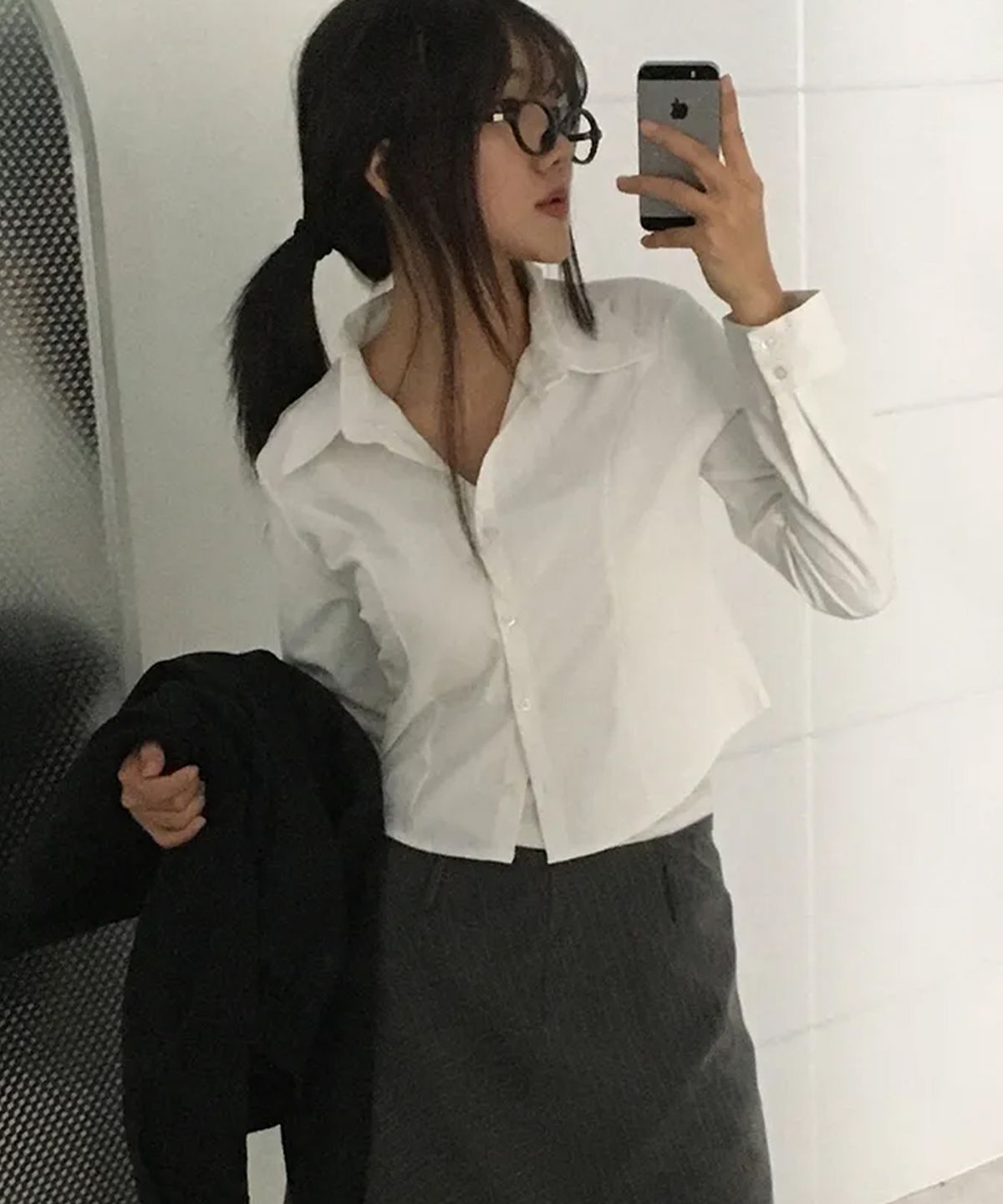 칙스(CHICKS) 슬림 크롭 셔츠 화이트