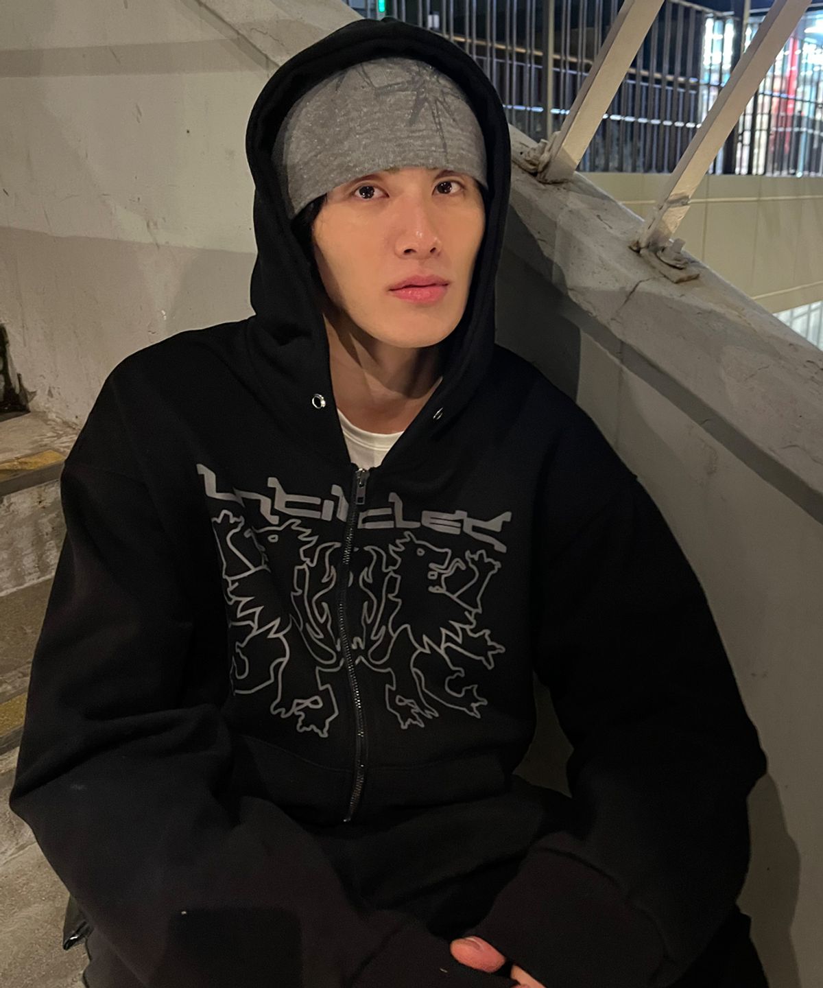 언타이틀 서울(UNTITLED SEOUL) 언타이틀 라이언 엠블럼 후드집업 블랙