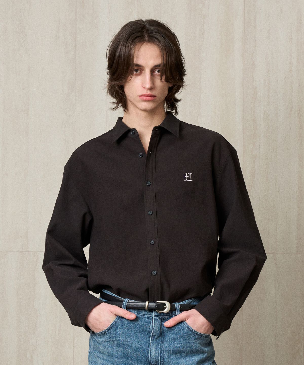 리이 맨(RERHEE MEN) LOGO EMBROIDERED SHIRT BLACK