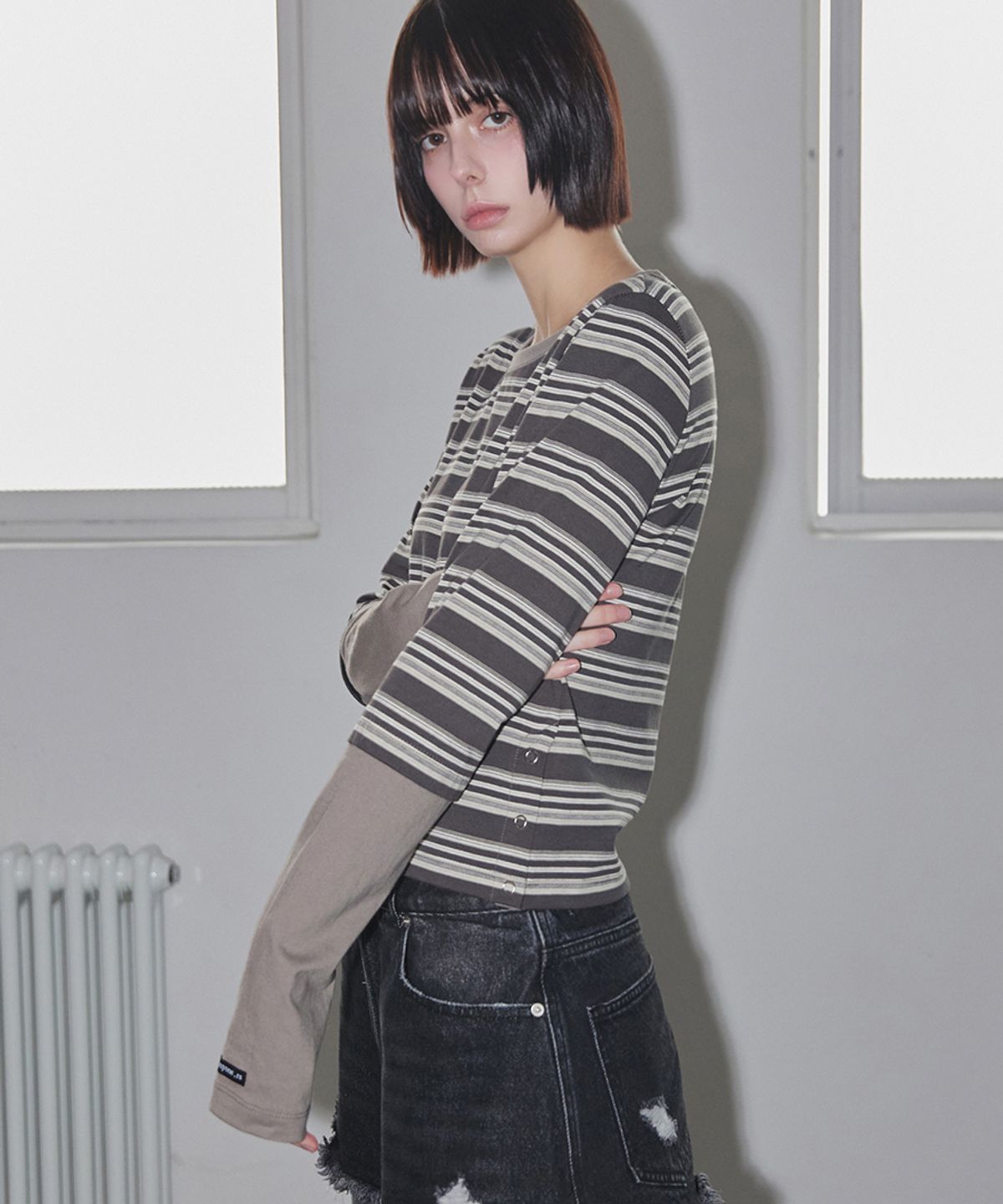 렌세(RENSE) Side Snap Contrast Stripe T-Shirt Charcoal