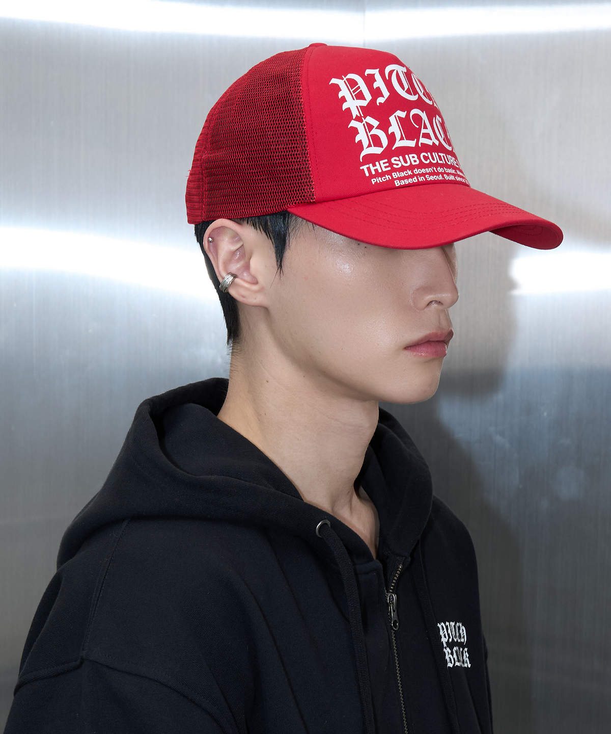 피치블랙(PITCHBLACK) LOGO SOLID PRINTING TRUCKER CAP (RED)