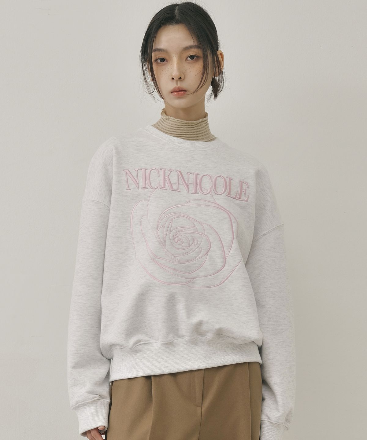 닉앤니콜(NICK&NICOLE) VOLUME NICOLE ROSE SWEATSHIRT_MELANGE LIGHT PINK