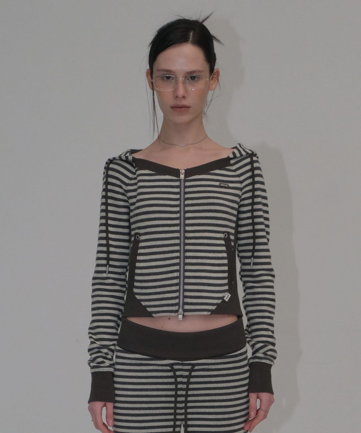 오디너리 홀리데이(ORDINARY HOLIDAY) STRIPE JERSEY SLIM HOODIE [CHARCOAL]