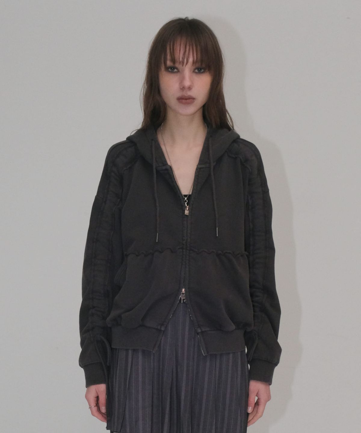 오디너리 홀리데이(ORDINARY HOLIDAY) PIGMENT SHIRRING HOODIE [CHARCOAL]
