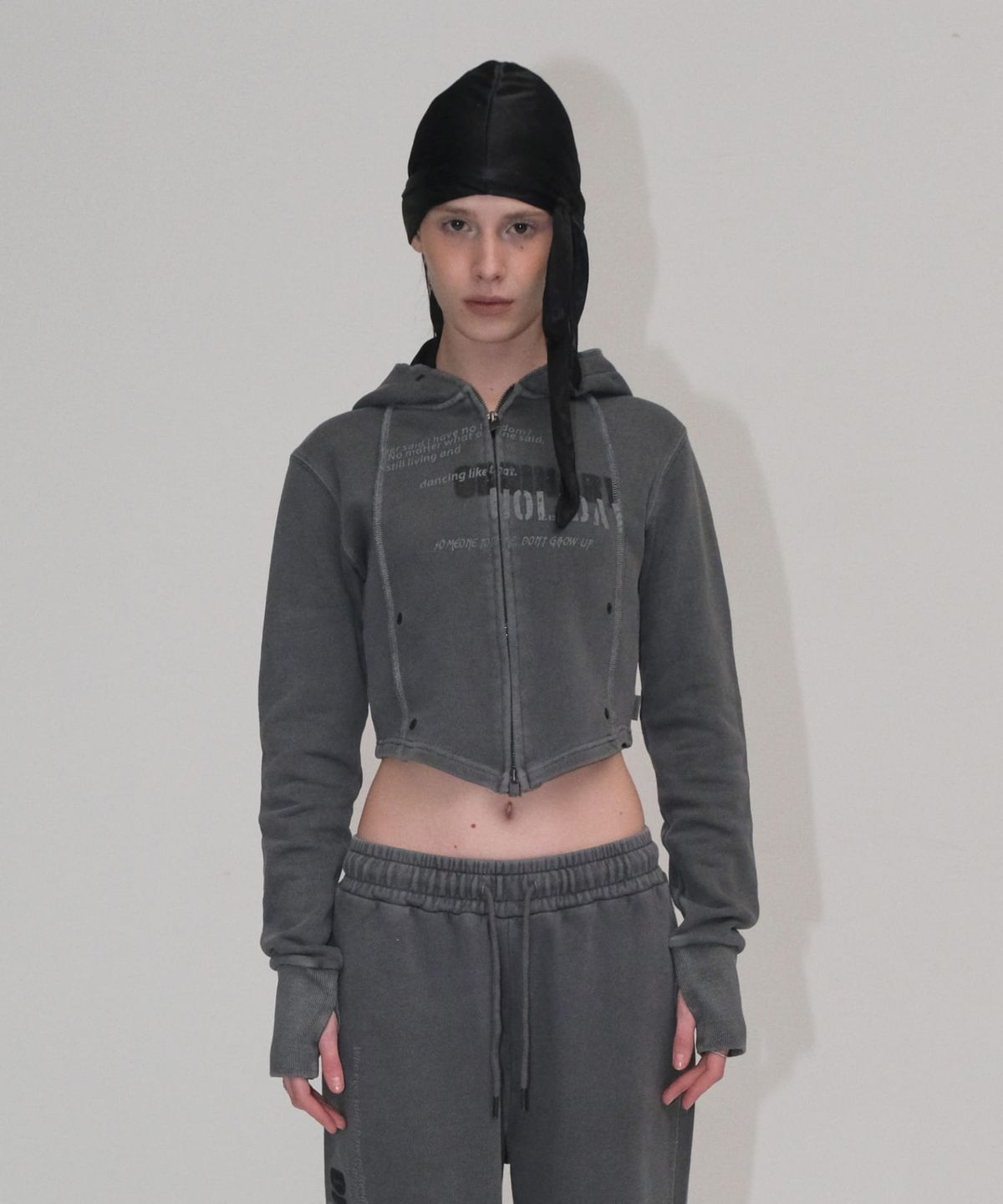오디너리 홀리데이(ORDINARY HOLIDAY) PIGMENT SLIM HOODED ZIP-UP [CHARCOAL]