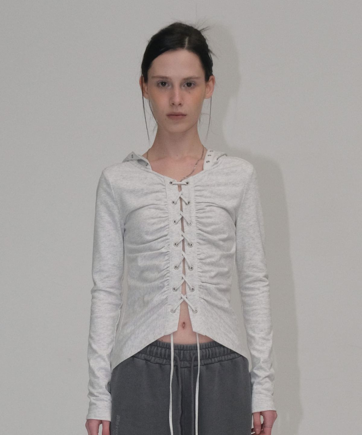 오디너리 홀리데이(ORDINARY HOLIDAY) SHIRRING LACE UP HOODIE [MELANGE WHITE]