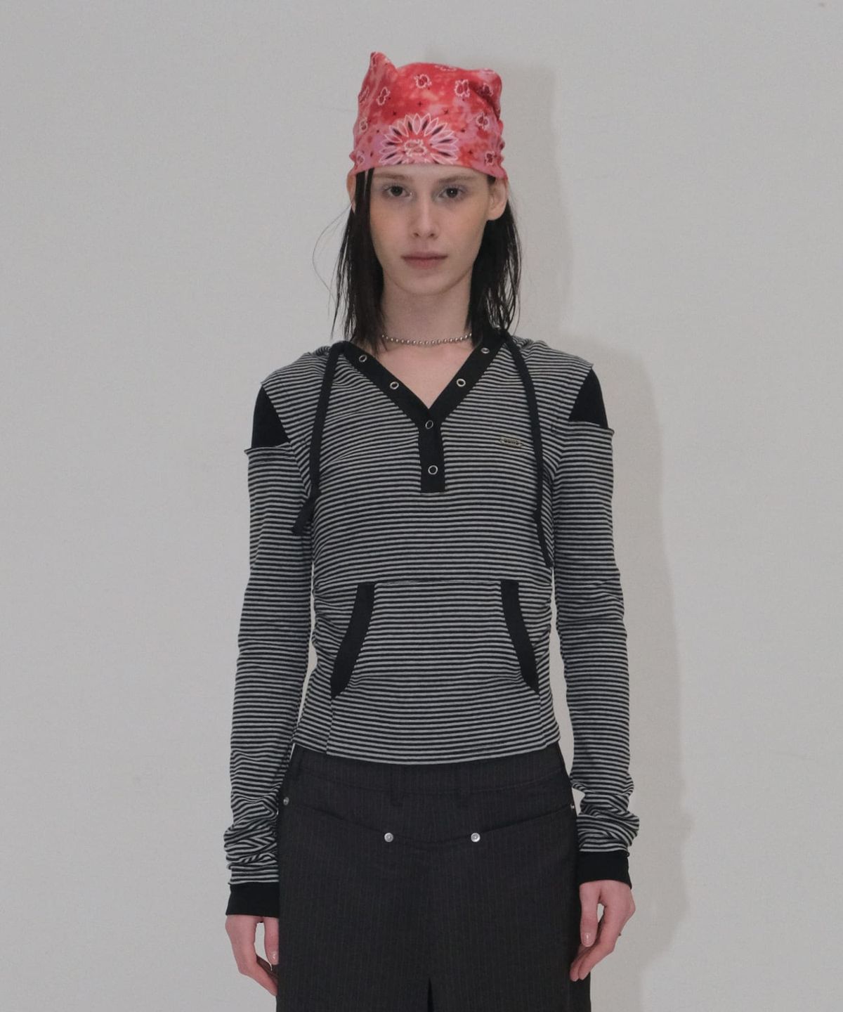 오디너리 홀리데이(ORDINARY HOLIDAY) HALF BUTTON HOODIE [BLACK]