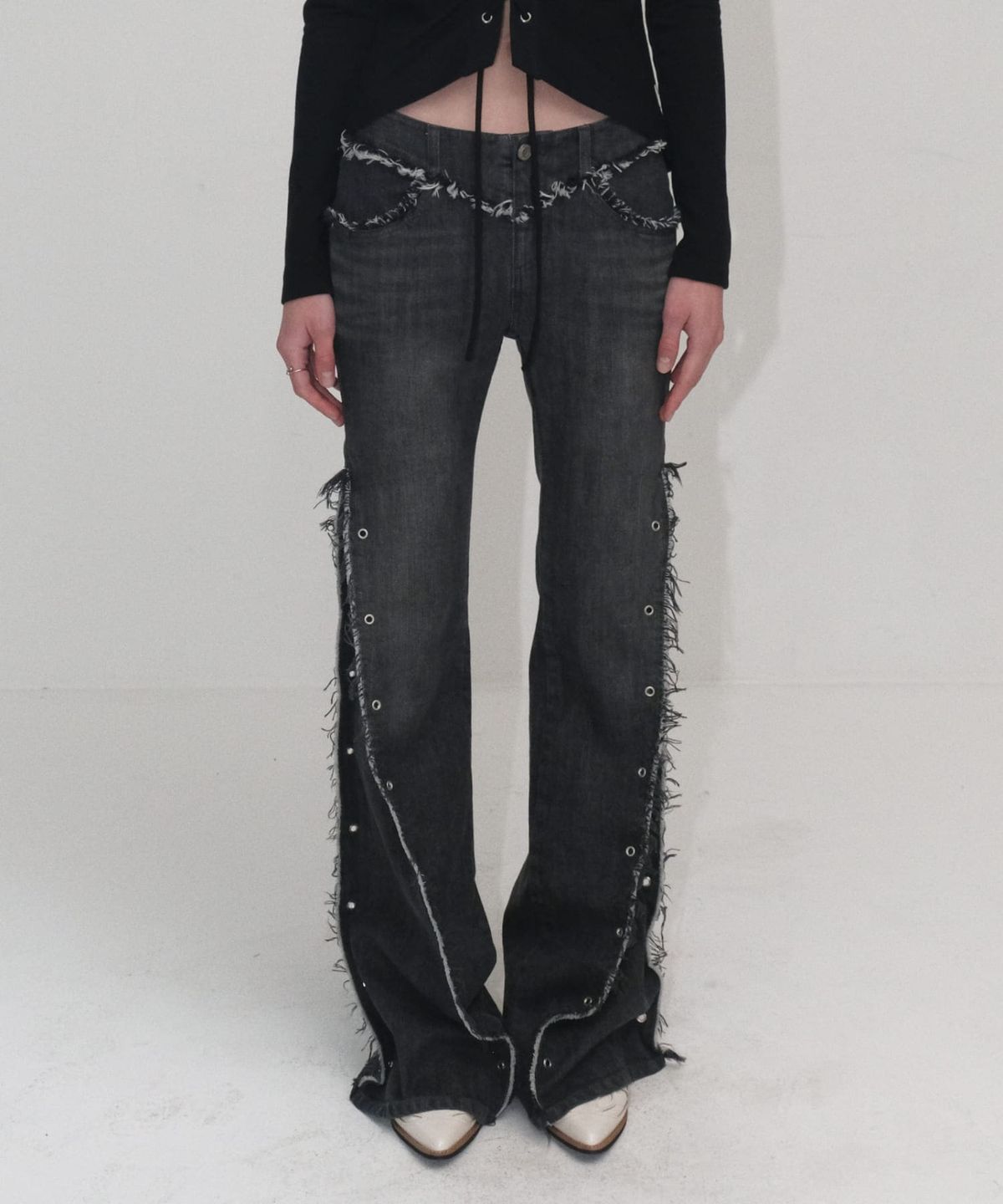 오디너리 홀리데이(ORDINARY HOLIDAY) EYELET RAW-EDGE BOOTS CUT JEANS [BLACK]