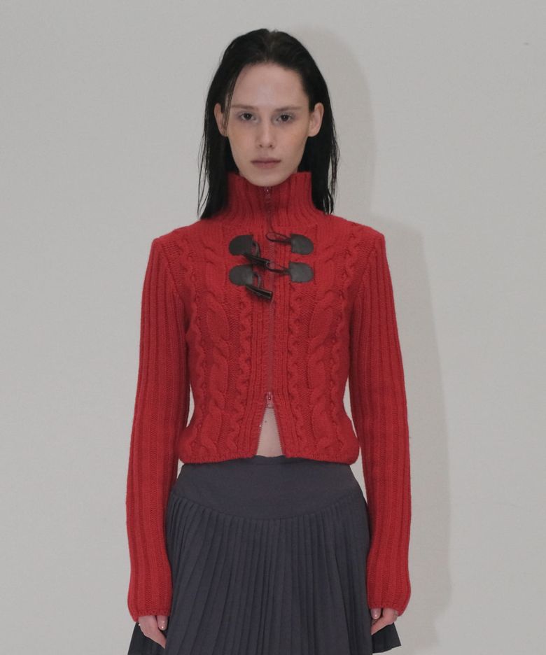 TOGGLE CABLE CARDIGAN [RED]