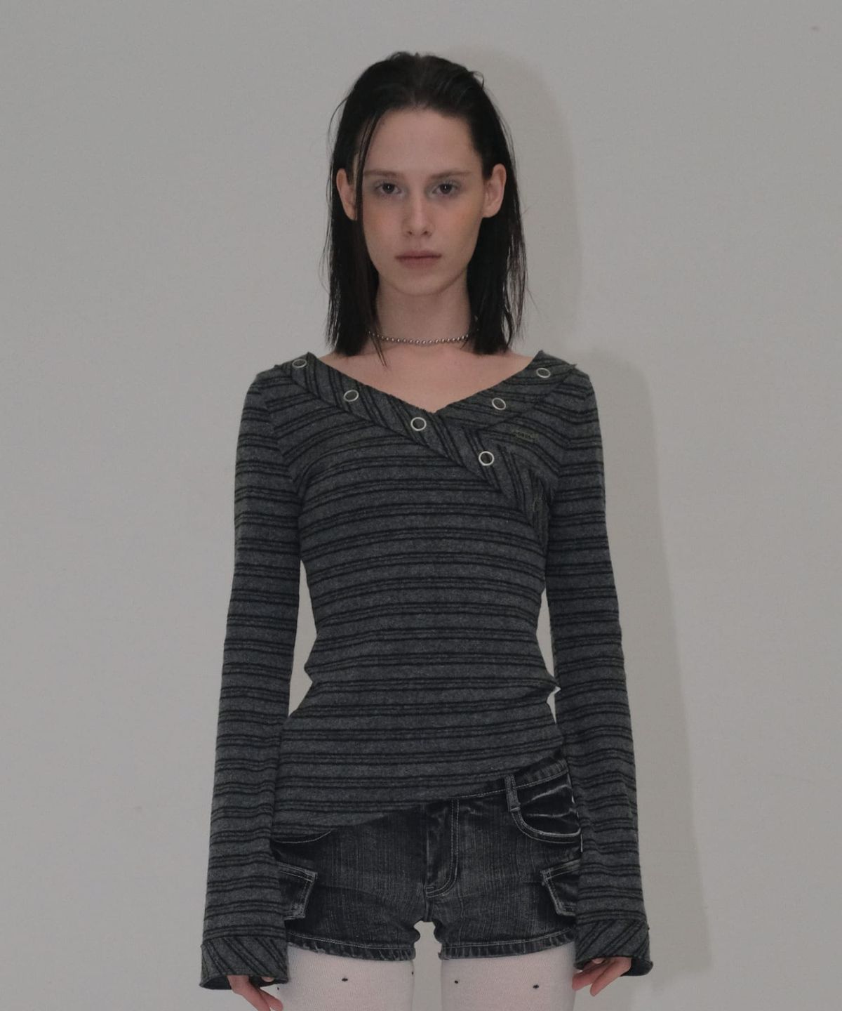 오디너리 홀리데이(ORDINARY HOLIDAY) STRIPE V NECK T-SHIRT [CHARCOAL]