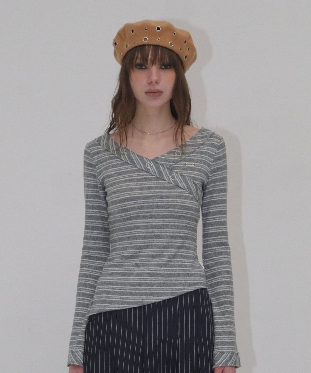 오디너리 홀리데이(ORDINARY HOLIDAY) STRIPE V NECK T-SHIRT [GRAY]