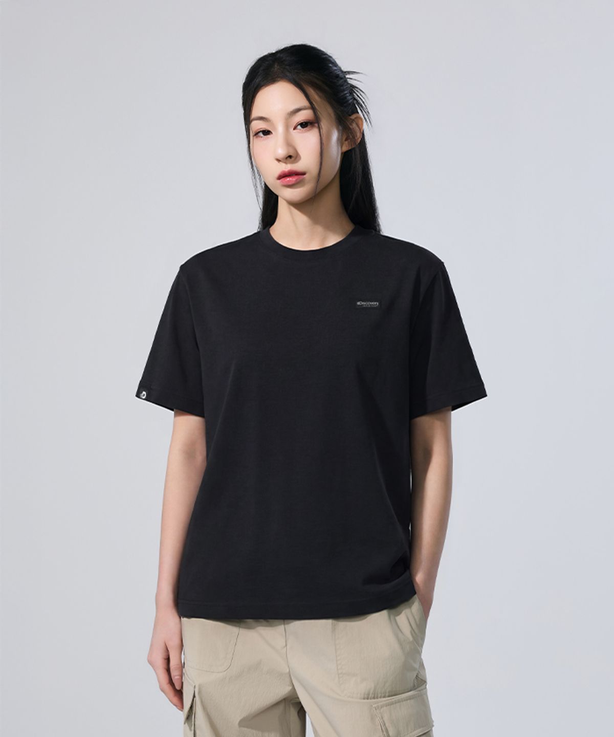 디스커버리 익스페디션(DISCOVERY EXPEDITION) 유니 프레시벤트 세미오버핏 스몰로고 반팔티셔츠 (BLACK)
