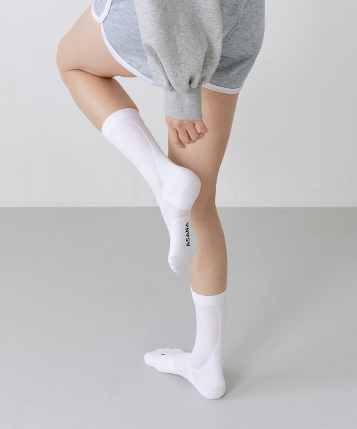 아사나(ASANA) 미드크루 컴프레션 스포츠 러닝 삭스 요가 필라테스 압박양말