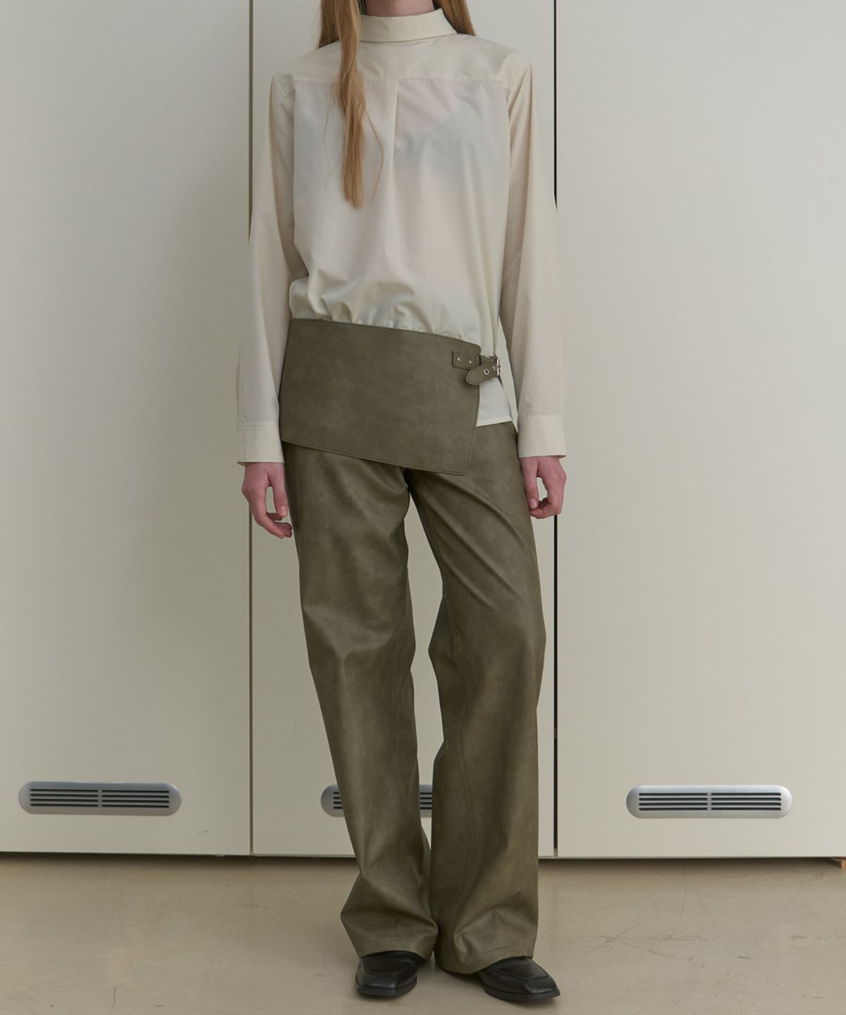 마조네(MA JOURNEE) LEATHER STRAIGHT PANTS_KHAKI