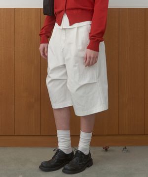 PIN TUCK BERMUDA PANTS_WHITE