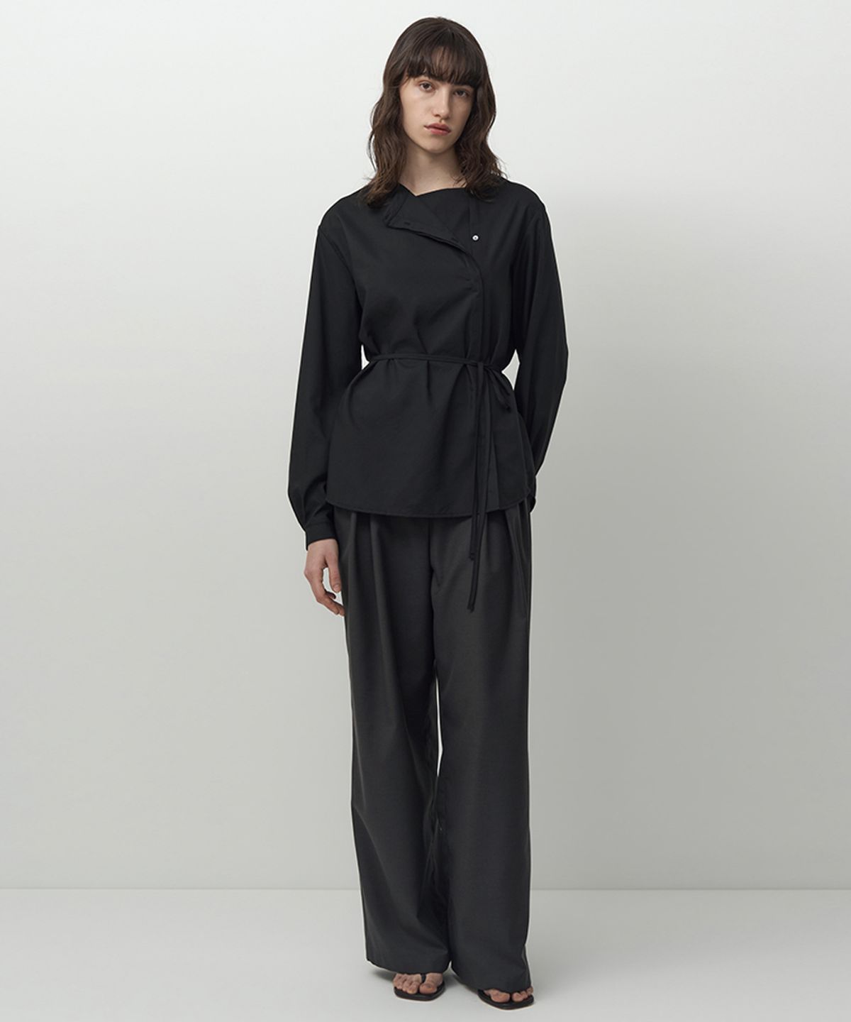 러프사이드 화이트라벨(ROUGH SIDE WHITE LABEL) Tied Wrap Blouse Crow