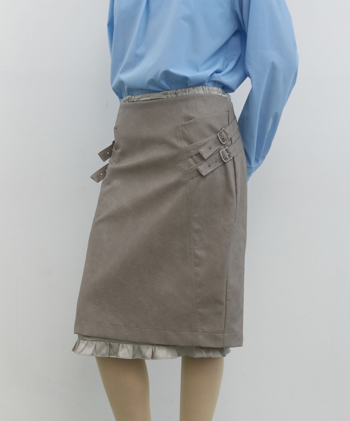 마조네(MA JOURNEE) BUCKLE LEATHER SKIRT_GREY