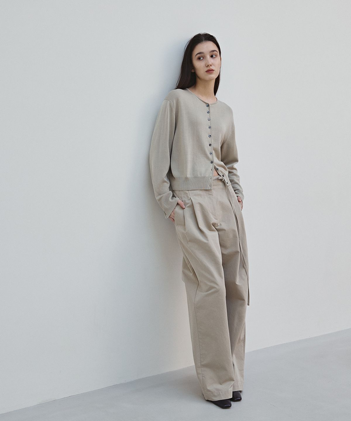 러프사이드 화이트라벨(ROUGH SIDE WHITE LABEL) Petite Button Cardigan Greige