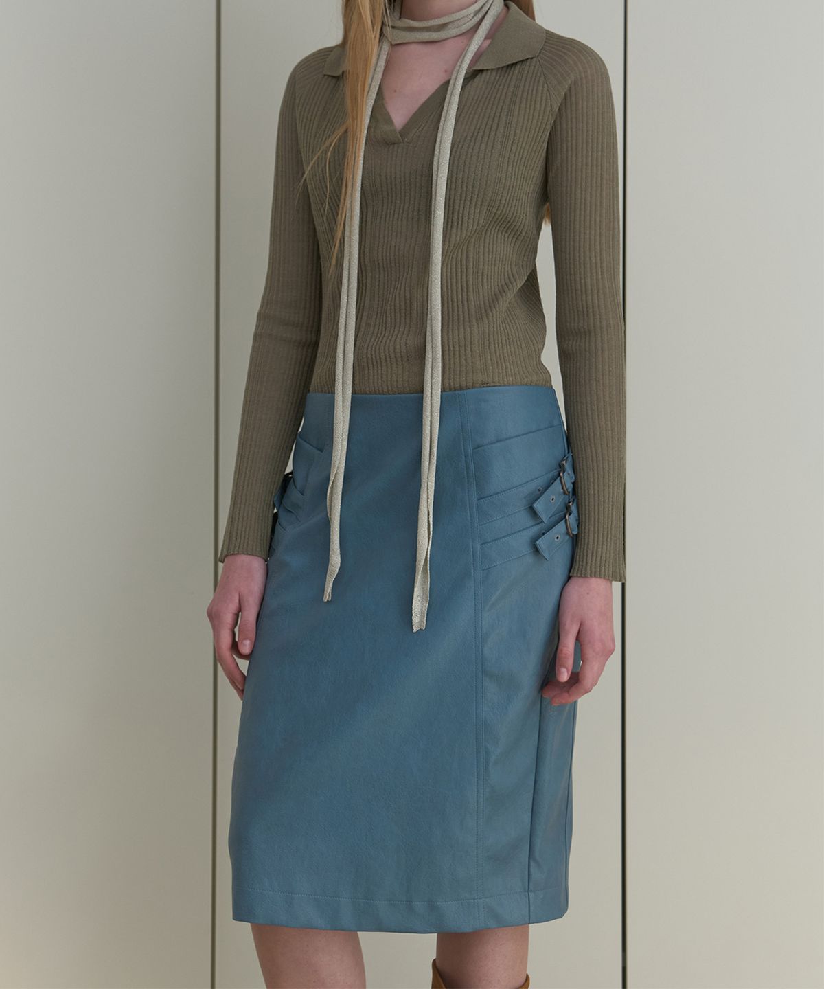 마조네(MA JOURNEE) BUCKLE LEATHER SKIRT_BLUE