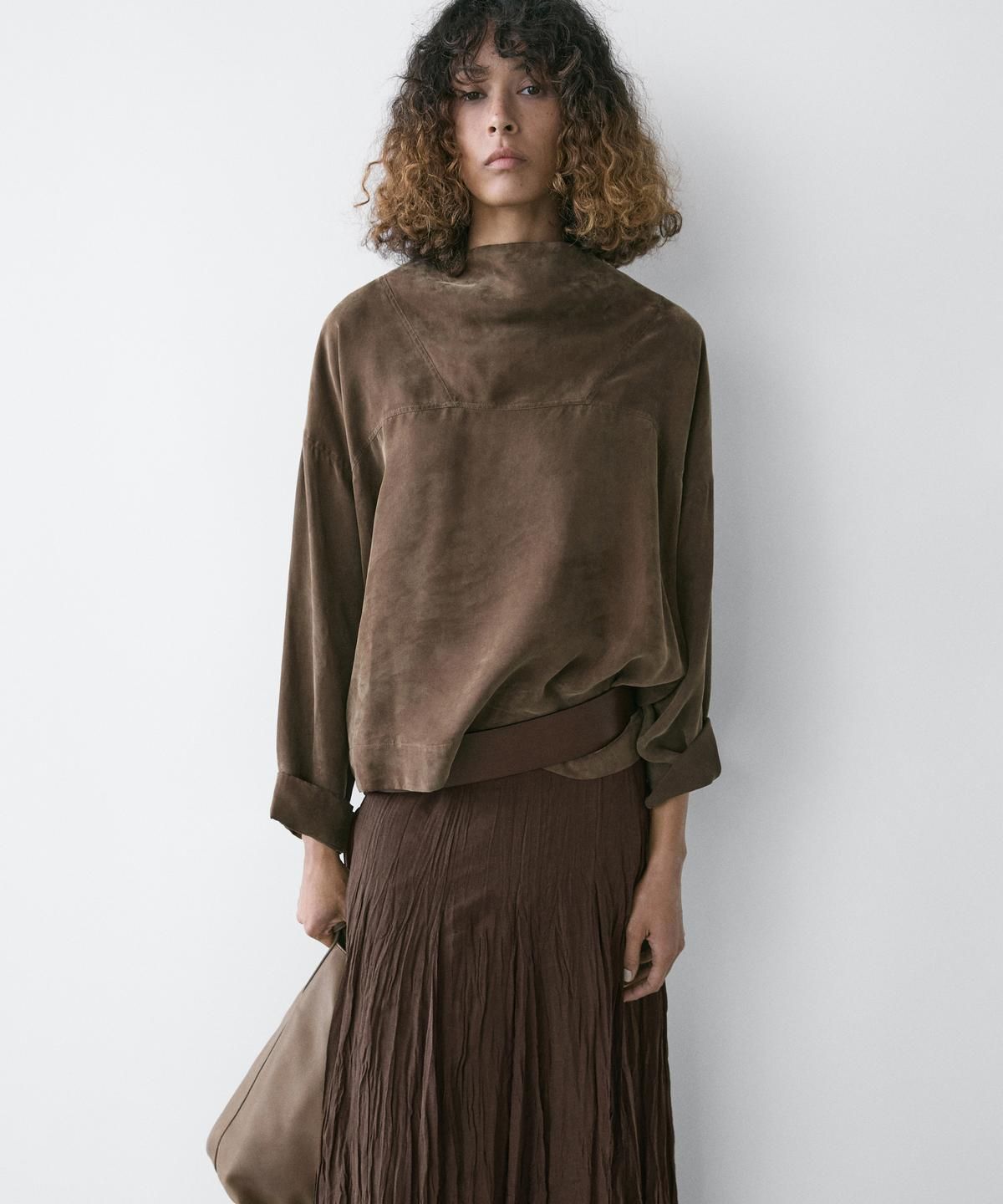 마시모두띠(MASSIMO DUTTI) 드레이프 디테일 플루이드 셔츠
