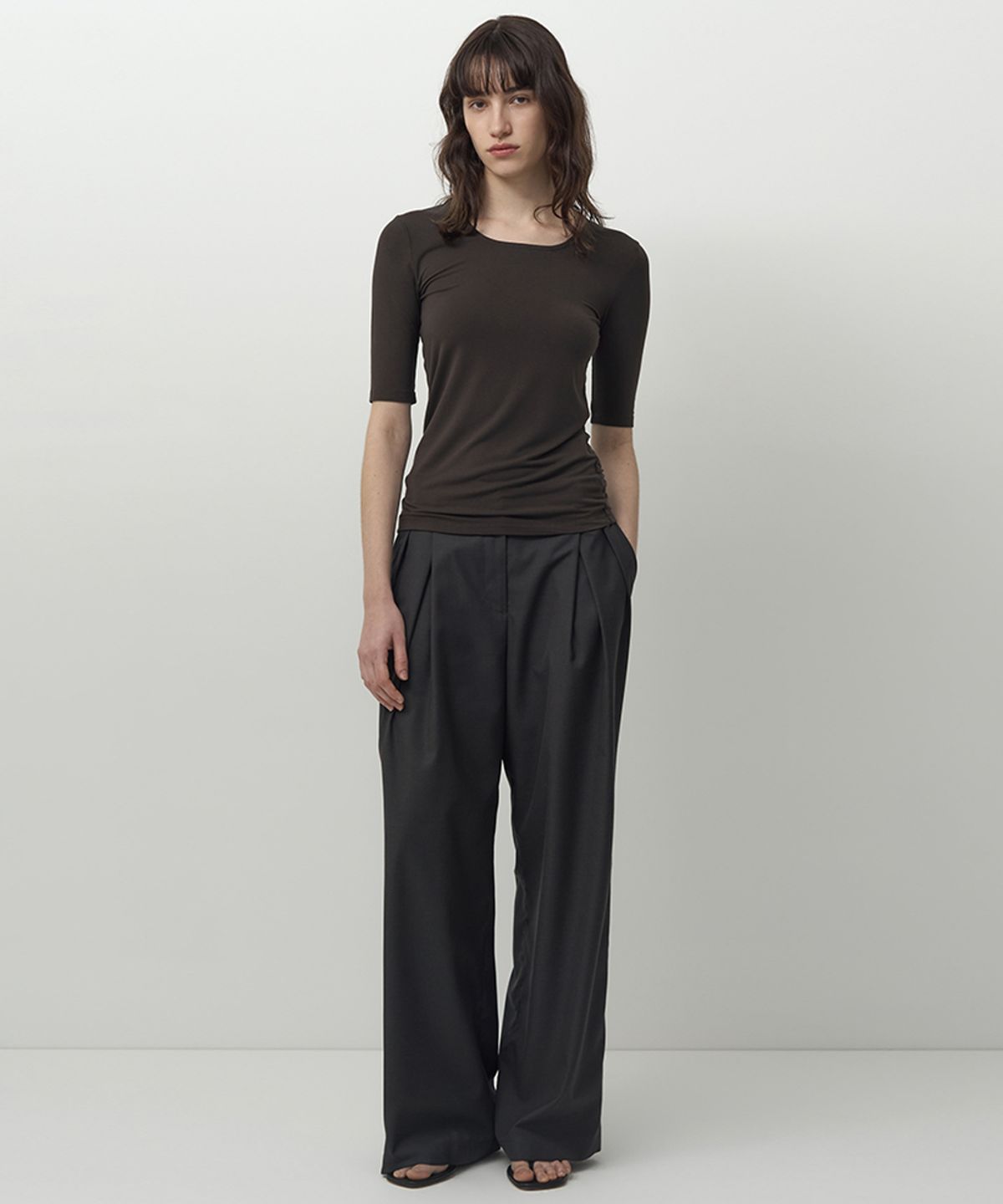 러프사이드 화이트라벨(ROUGH SIDE WHITE LABEL) Wide Tuck Pants Charcoal