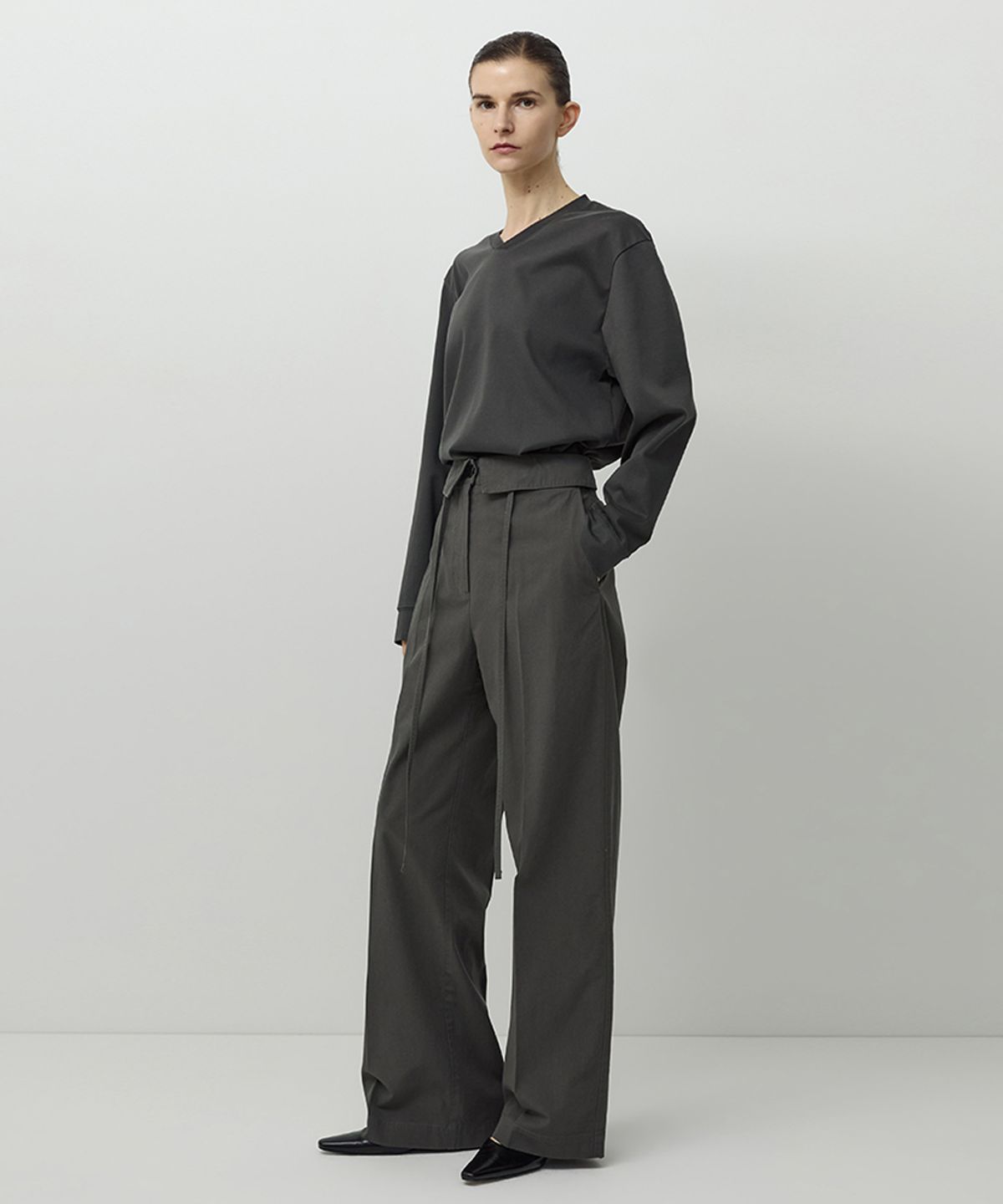러프사이드 화이트라벨(ROUGH SIDE WHITE LABEL) Flap Waist Pants Charcoal
