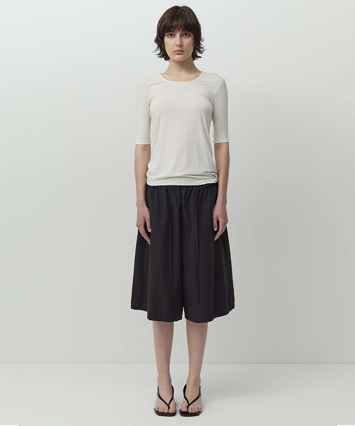 러프사이드 화이트라벨(ROUGH SIDE WHITE LABEL) Easy Skirt Shorts Crow