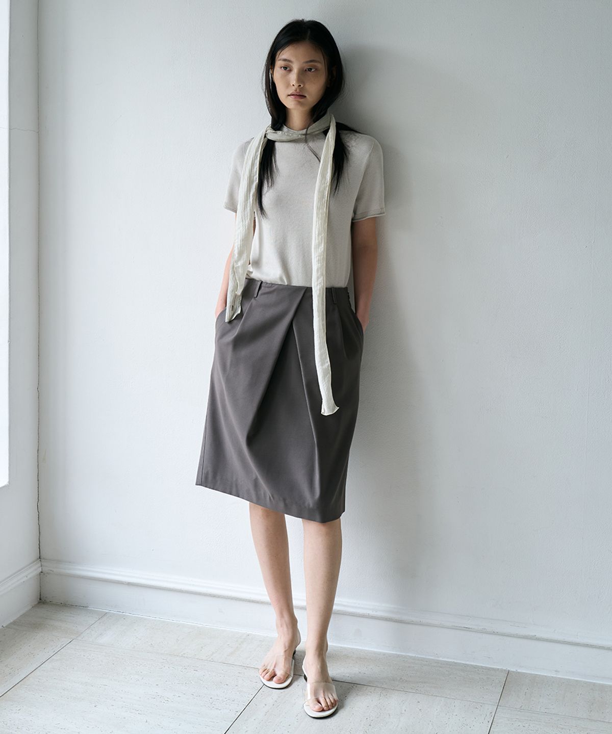 러프사이드 화이트라벨(ROUGH SIDE WHITE LABEL) Budlet Pleated Skirt Charcoal