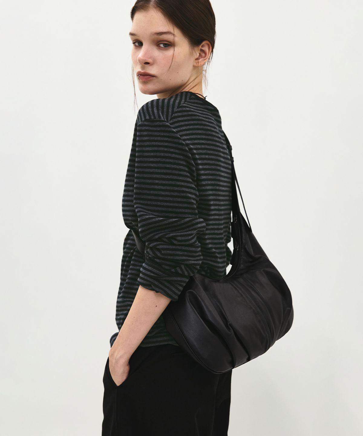 러프사이드 화이트라벨(ROUGH SIDE WHITE LABEL) Dumpling Leather Bag Black