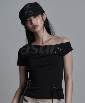 펀칭 언발란스 오프숄더 티 블랙
