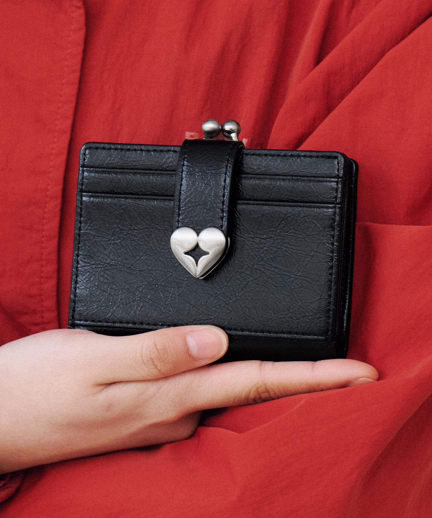 MUSINSA公式 | fennec CRINKLE HEARTY FRAME BRIDGE WALLET - BLACK