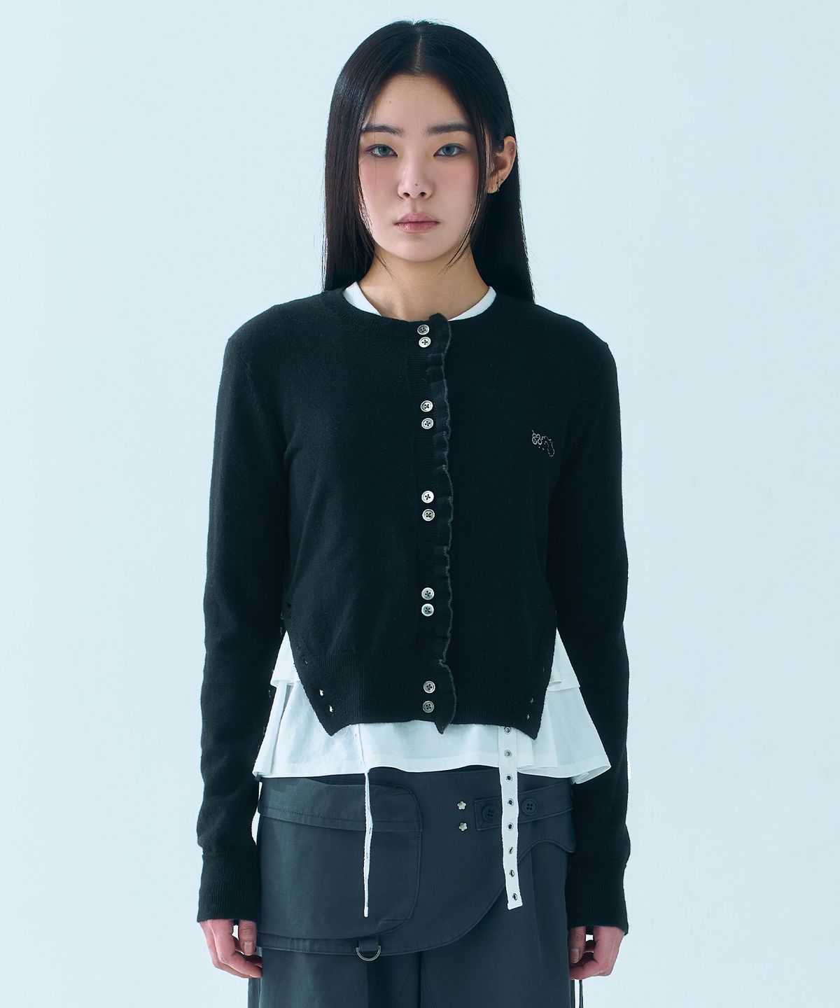 뚜오미오(TUOMIO) SIDE BUTTON RUFFLE CARDIGAN [BLACK]