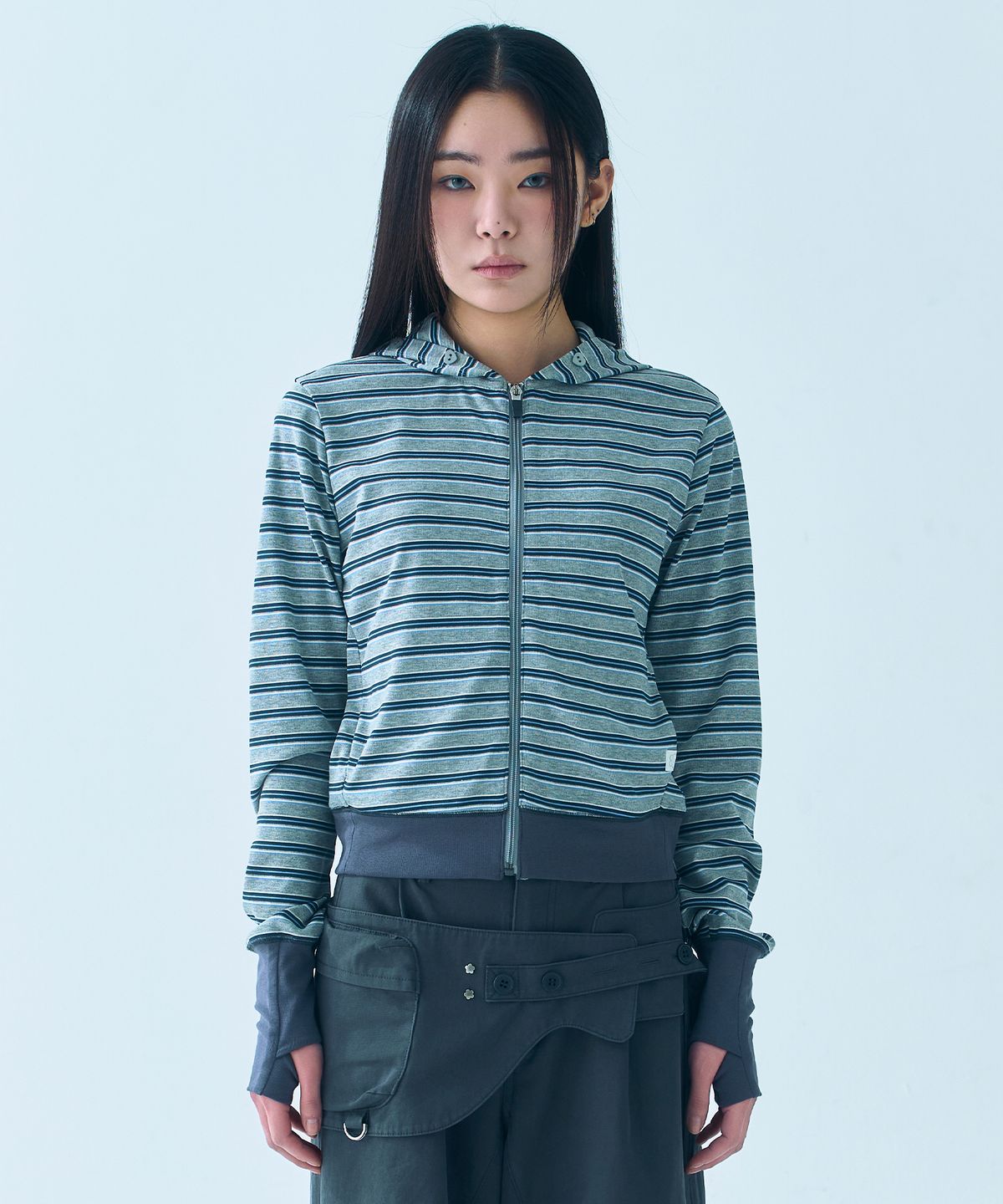 뚜오미오(TUOMIO) BUTTON STRIPE HOOD ZIP-UP [HEATHER GREY]