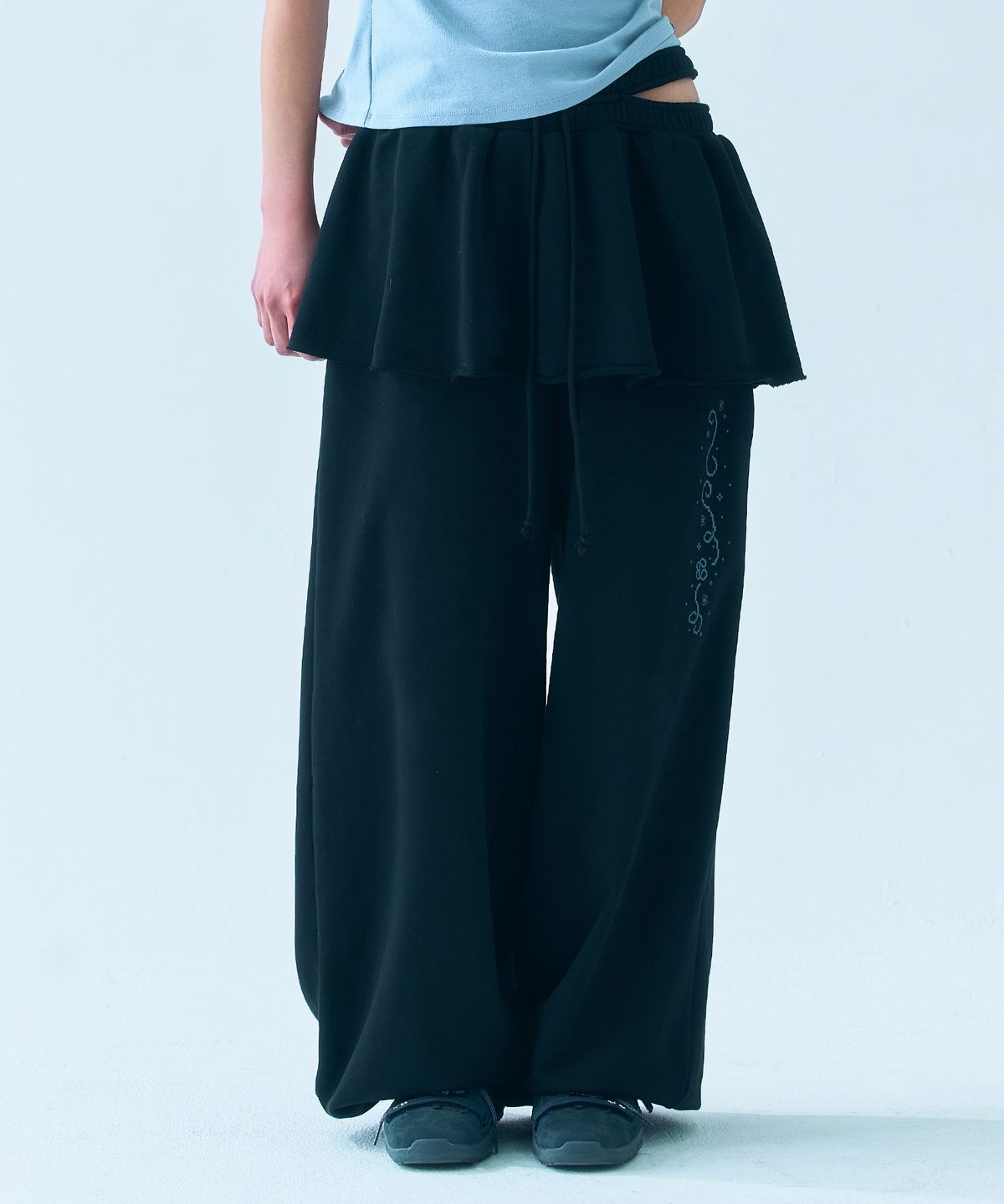 뚜오미오(TUOMIO) PIXEL GRAPHIC SKIRT SWEATPANTS [BLACK]