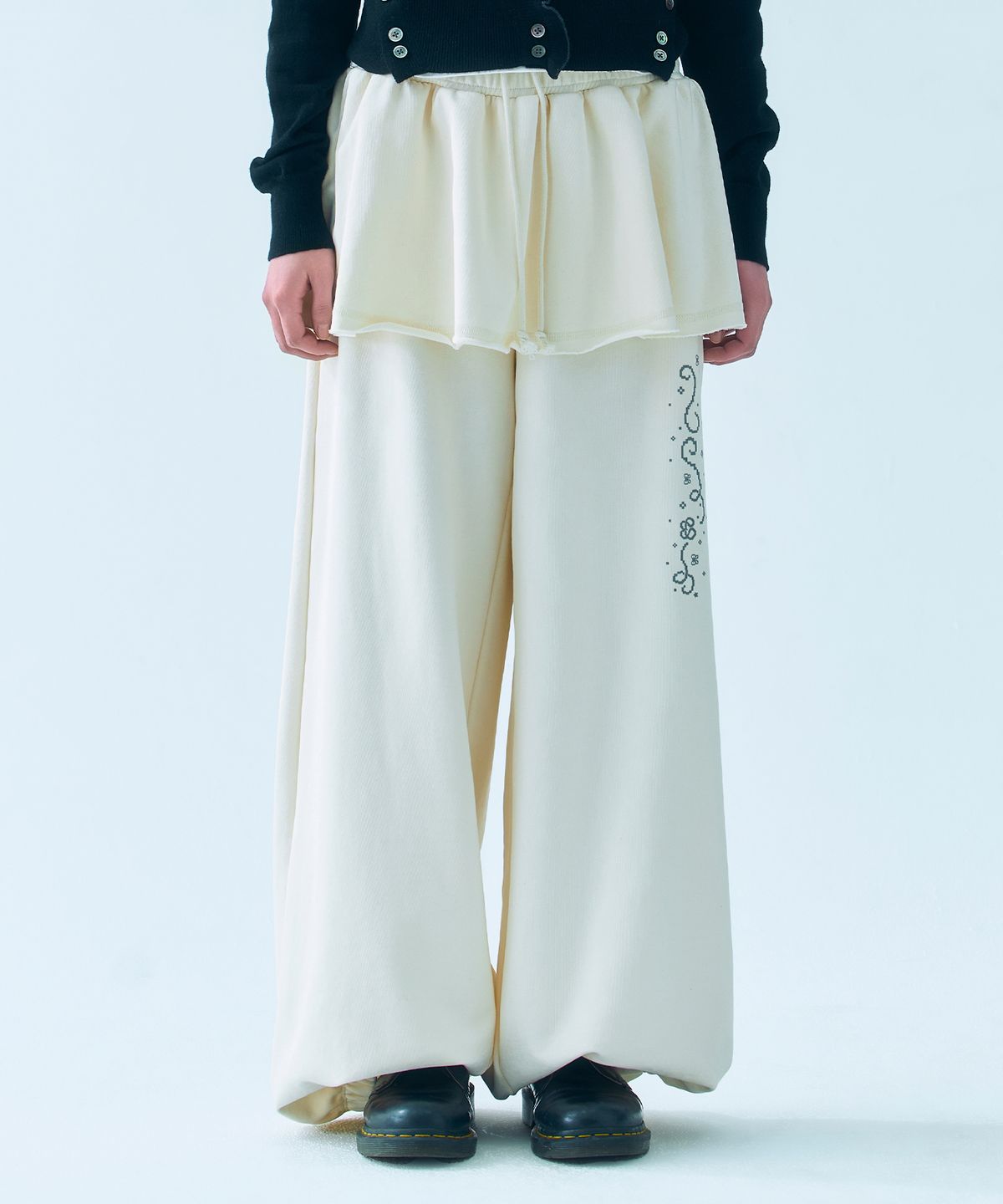 뚜오미오(TUOMIO) PIXEL GRAPHIC SKIRT SWEATPANTS [CREAM]