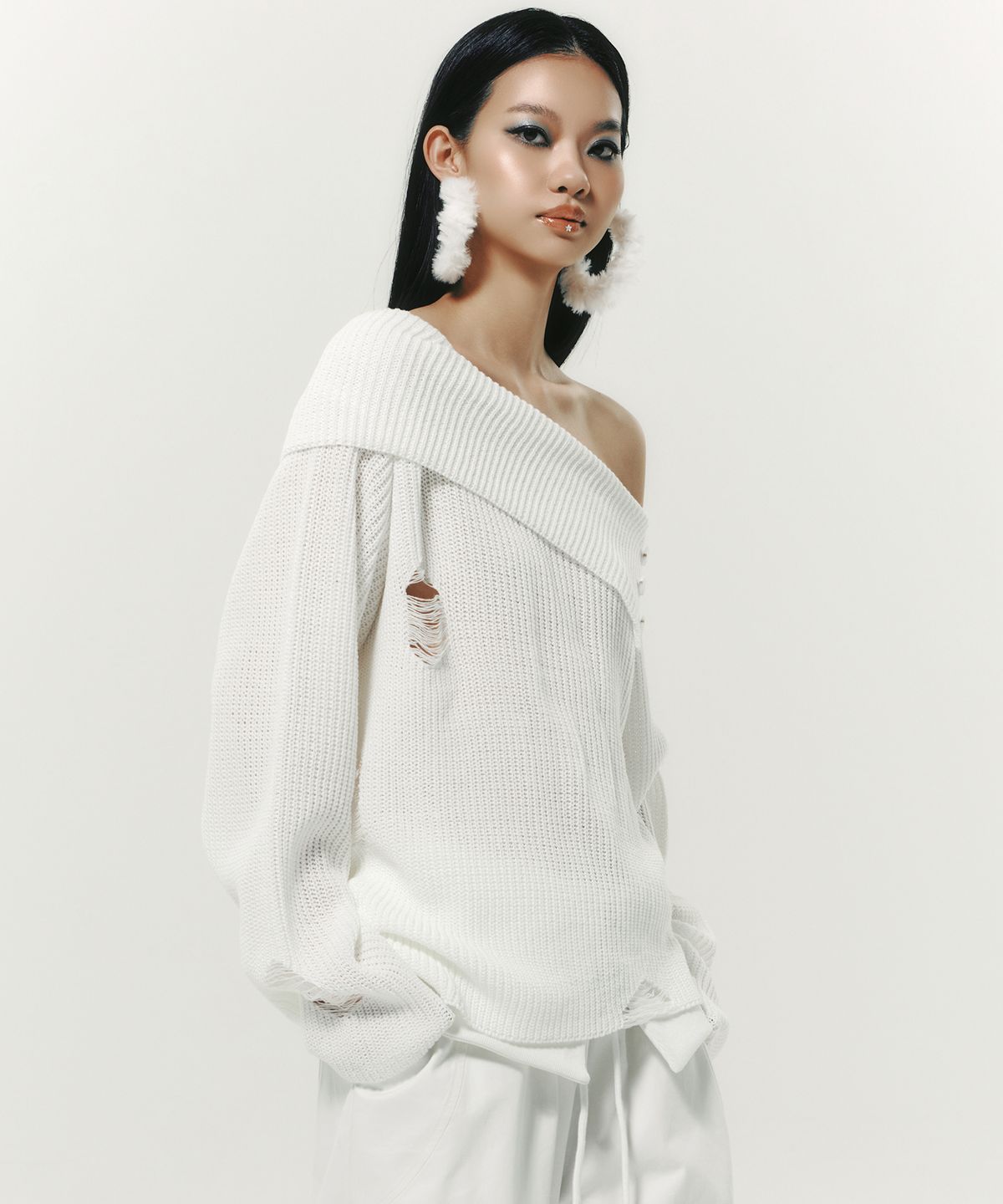 엔와이엑스엑스(NYXX) DAMAGE OFF SHOULDER KNIT WHITE