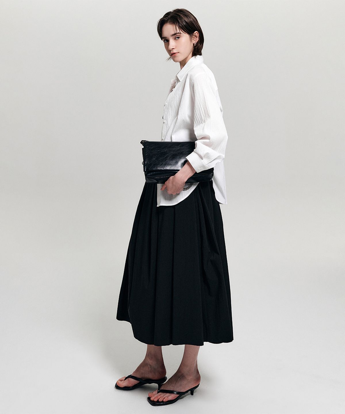 룩캐스트(LOOKAST) 에밀리 미디 플레어 스커트_블랙 / EMILY MIDI FLARE SKIRT_BLACK