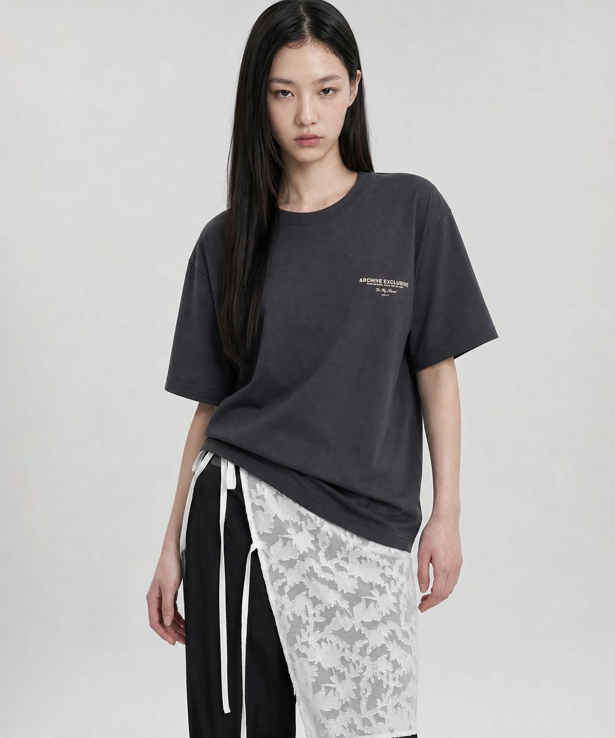 룩캐스트(LOOKAST) [UNISEX]아벨 아카이브 시그니처 티셔츠_차콜 / AVEL ARCHIVE SIGNATURE T-SHIRT_CHARCOAL