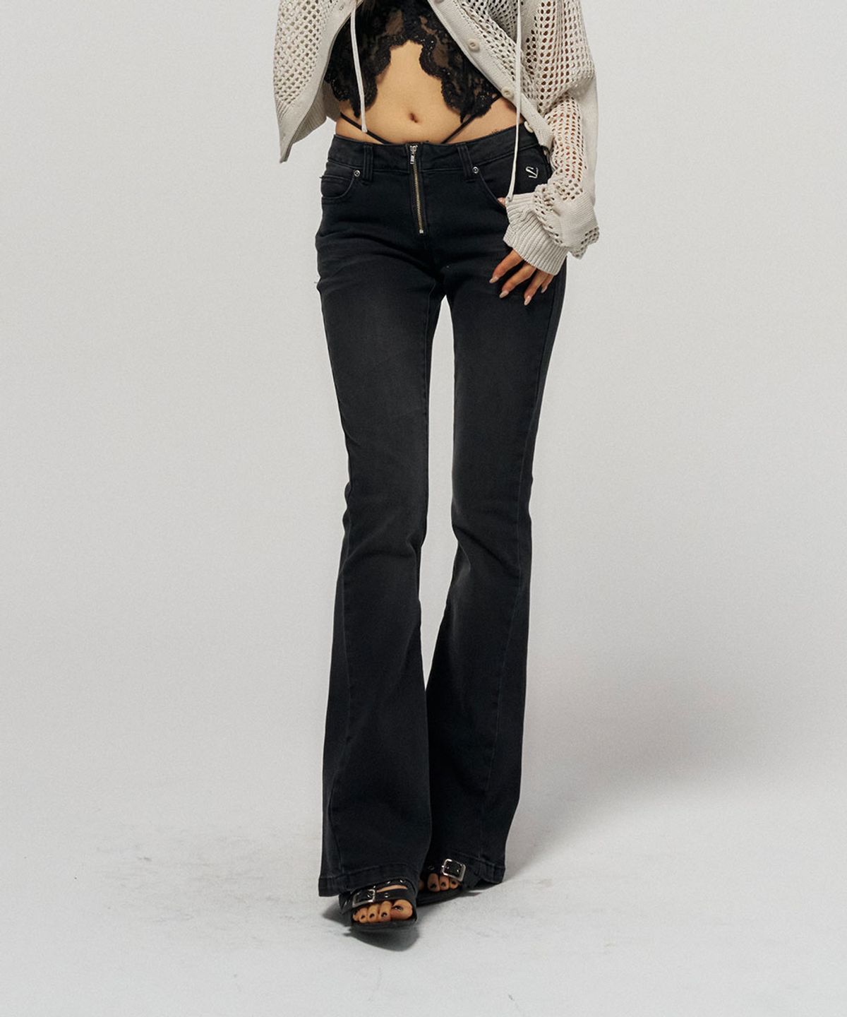 스키즘 인듀싱(SCHISM INDUCING) CROSS BACK FLARE JEANS BLACK