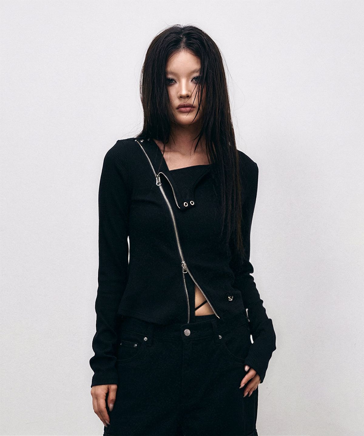 스키즘 인듀싱(SCHISM INDUCING) DIAGONAL ZIP UP TOP BLACK