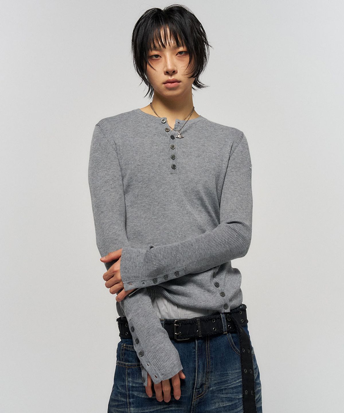 스키즘 인듀싱(SCHISM INDUCING) BUTTON SLIT HENLEY KNIT GREY
