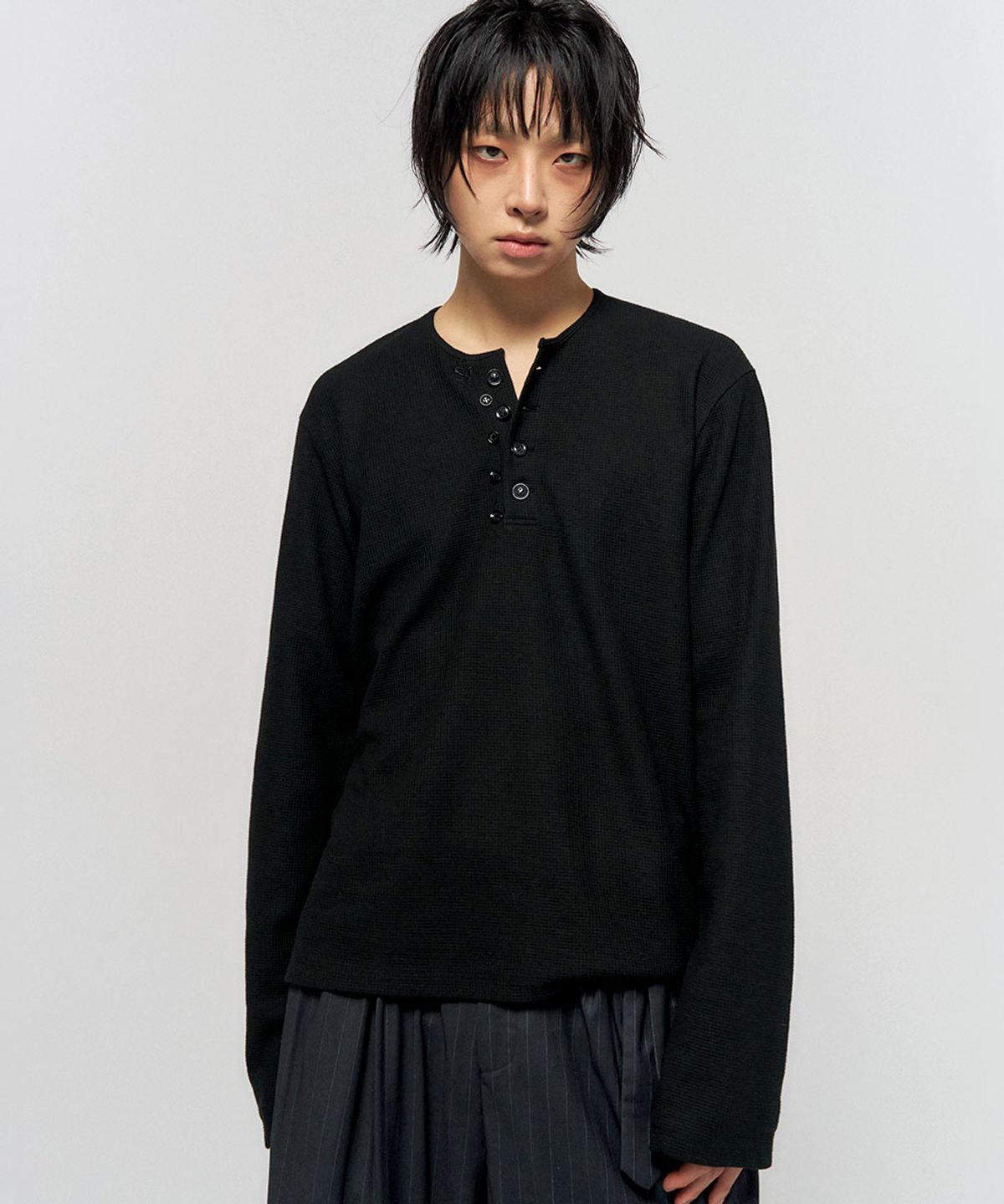 스키즘 인듀싱(SCHISM INDUCING) BUTTON THERMAL HENLEY NECK SHIRT BLACK