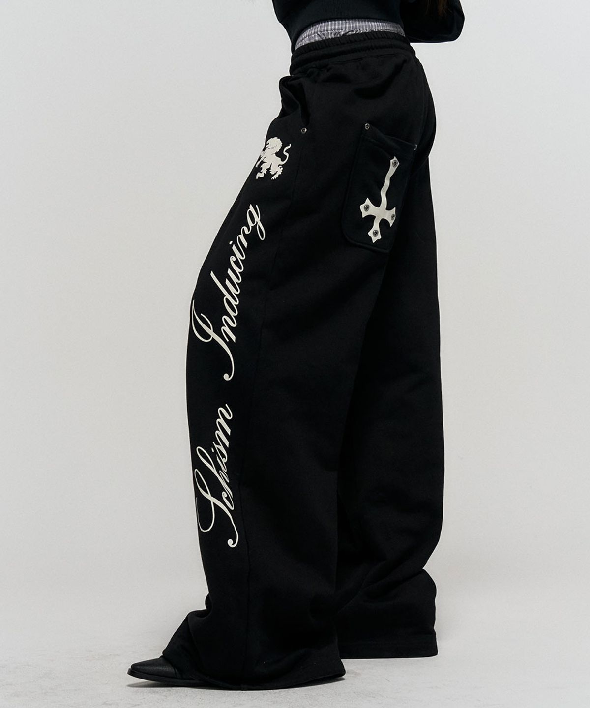 스키즘 인듀싱(SCHISM INDUCING) BOXER SAGGING SWEATPANTS BLACK