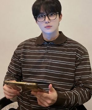 멀티 스트라이프 브로드 피케 티셔츠 [DARK BROWN]