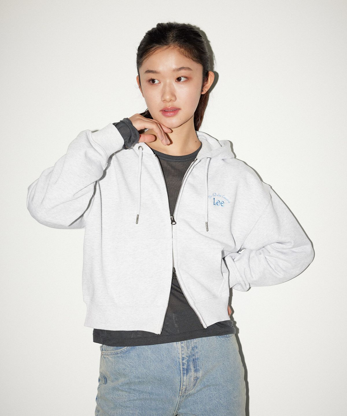 리(LEE) 우먼 타이포 로고 크롭 후드집업 라이트그레이