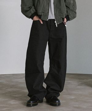 [피인오 X 디나쑈] 엠보 커브드 코튼 팬츠 - 블랙