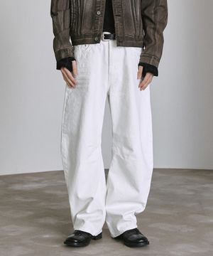 [피인오 X 디나쑈] 엠보 커브드 코튼 팬츠 - 화이트