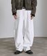 [피인오 X 디나쑈] 엠보 커브드 코튼 팬츠 - 화이트