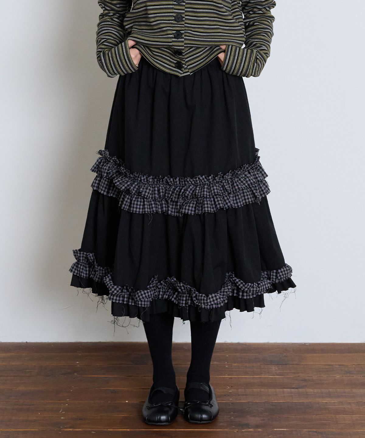 잇자바이브(ITZAVIBE) RUFFLE POINT SKIRT - BLACK