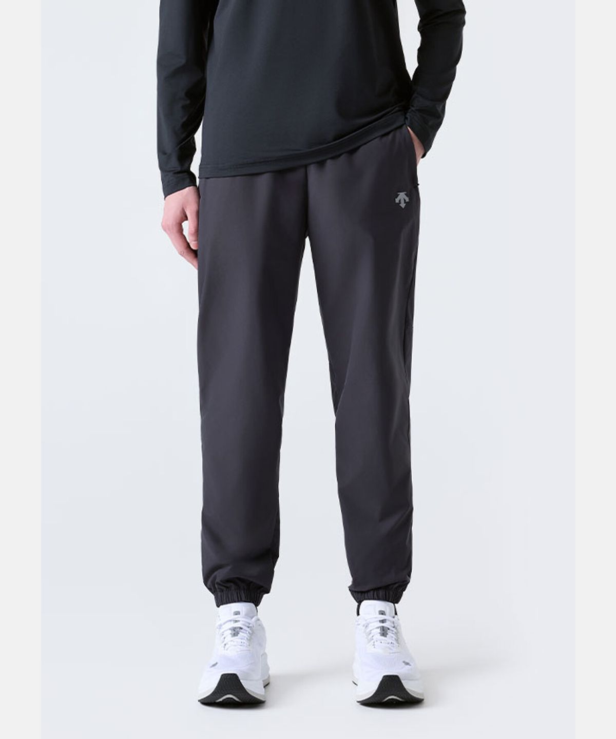 데상트(DESCENTE) 러닝 조거 팬츠 차콜 그레이 SR123RPT22